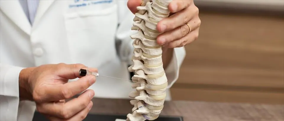 Ortopedista especialista em coluna: o que ele faz e como pode melhorar sua qualidade de vida