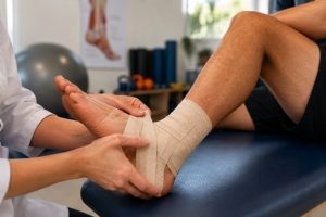 Entorse de tornozelo: tratamento correto e quando é urgente
