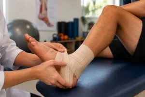 Entorse de tornozelo: tratamento correto e quando é urgente